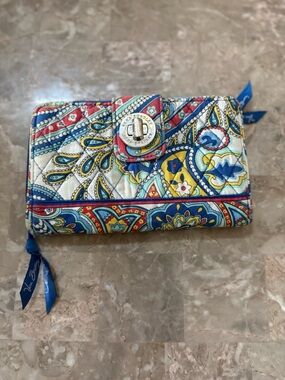 Vera Bradley Turn Lock & Zip  around Marina
